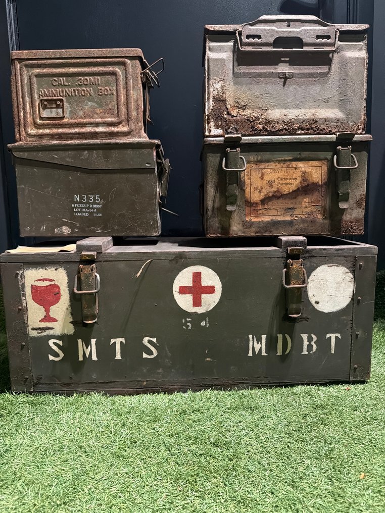 Συλλογή από πολλά μεταλλικά/ξύλινα παλιά κιβώτια, βαμμένο ατσάλι, χρονολογείται από τα μέσα του 20ού - Κουτί πυρομαχικών #1.0