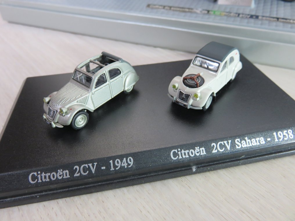 Norev 1:43 - Model sedan  (8) - Coffret anniversaire des 60 ans de la 2 CV : 2CV A , Azam , Sahara bimoteurs et Charleston - In 2 dimensions, 1/43 and 1/90, with figurines scaled to miniatures: Unique pack, not for retail. #2.1