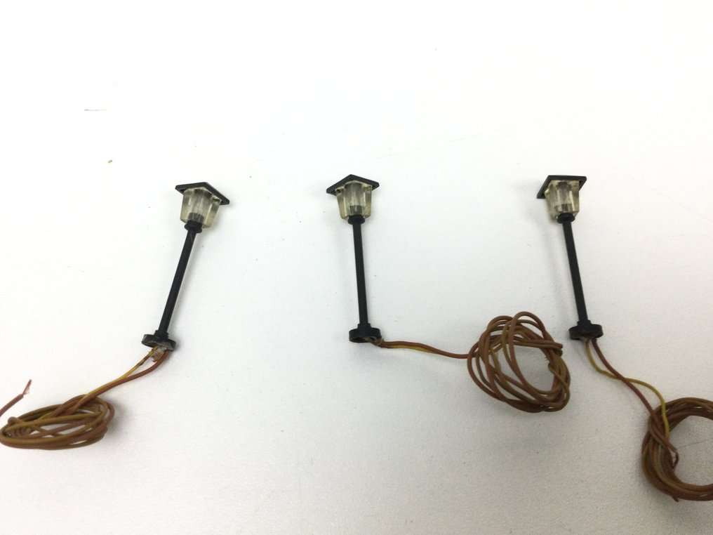 Viessmann N轨 - 模型火车照明 (20) - 16 个多样的灯，加上 3 个射灯，以及 2 个转向灯。 #4.3