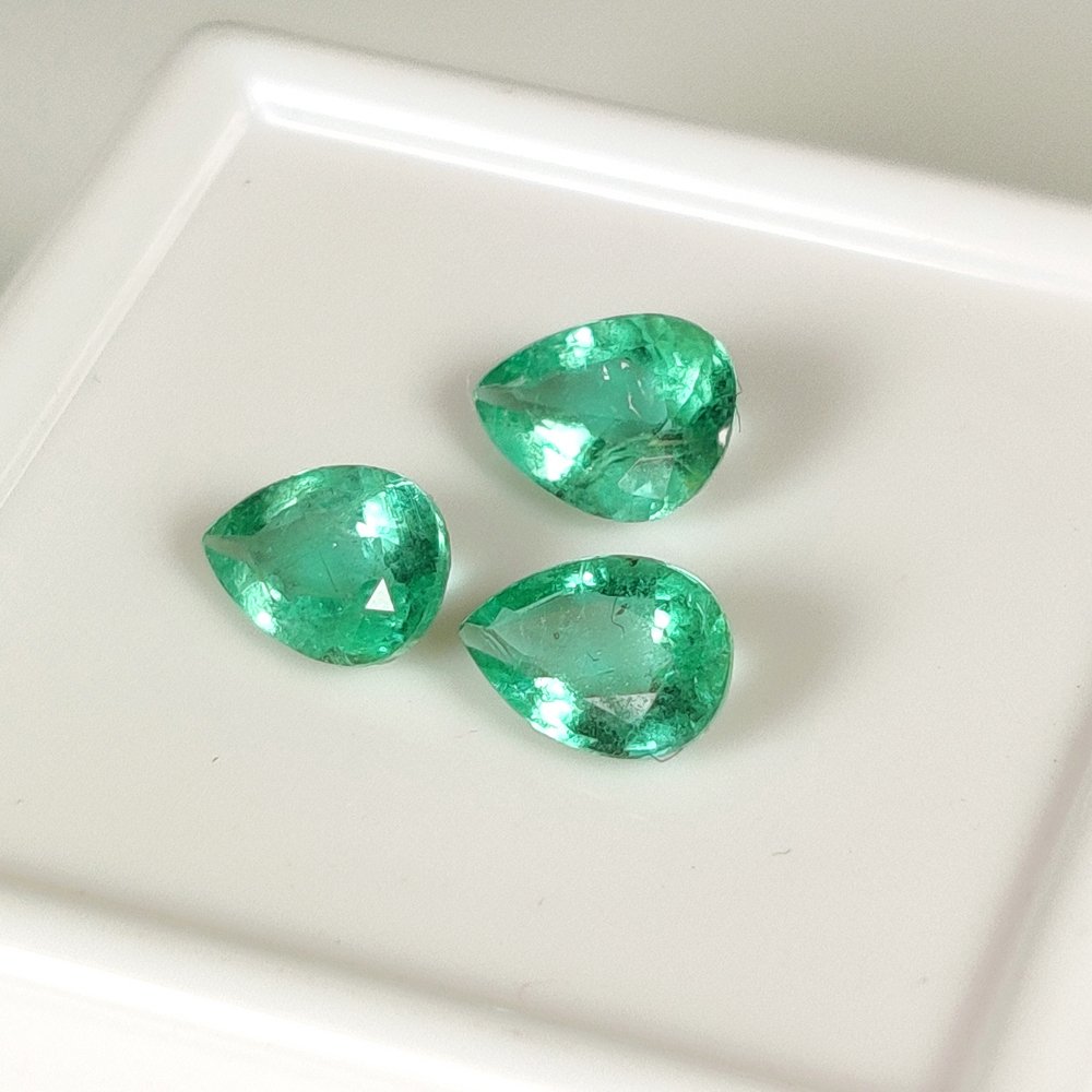 χωρίς τιμή ασφαλείας - 3 pcs  Πράσινο Σμαράγδι  - 1.24 ct - Διεθνής Ένωση Έγχρωμων Πολύτιμων Λίθων (ICA GemLab) - Σετ Σμαραγδένιο #4.3