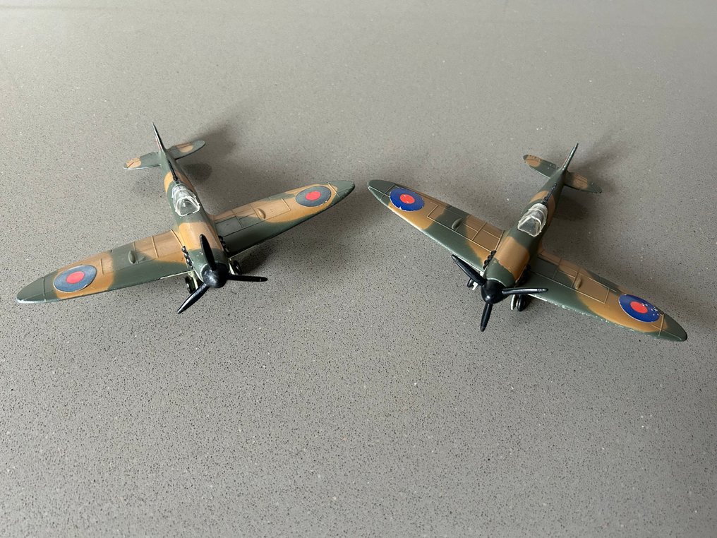 Dinky Toys - Kriegsflugzeug (2) - No. 719 Vickers Supermarine Spitfire MK II #1.0