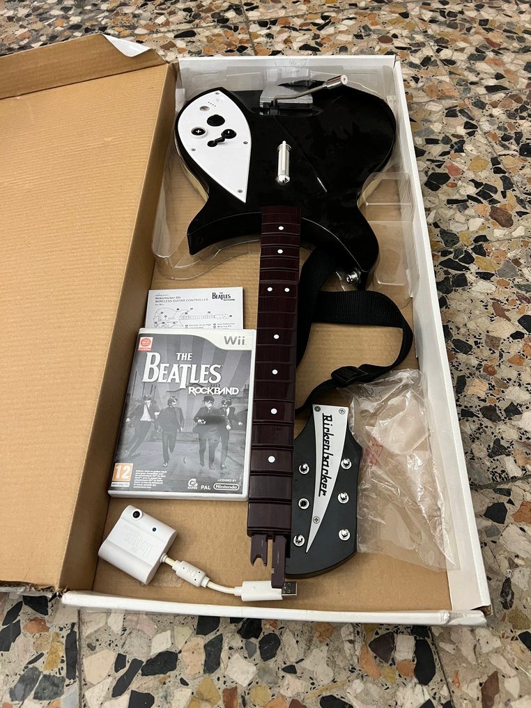 Nintendo - Wii - The Beatles: Rockband with Rickenbacker 325 Wireless Guitar - Video game - In original box #2.1