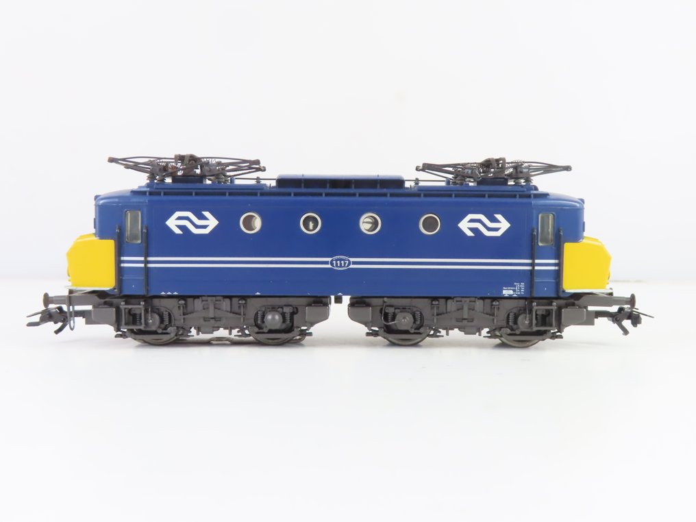 Märklin H0 - 3424 - Locomotora eléctrica (1) - Series 1100 con morro de color amarillo completo, digital, MFX. - NS #1.0