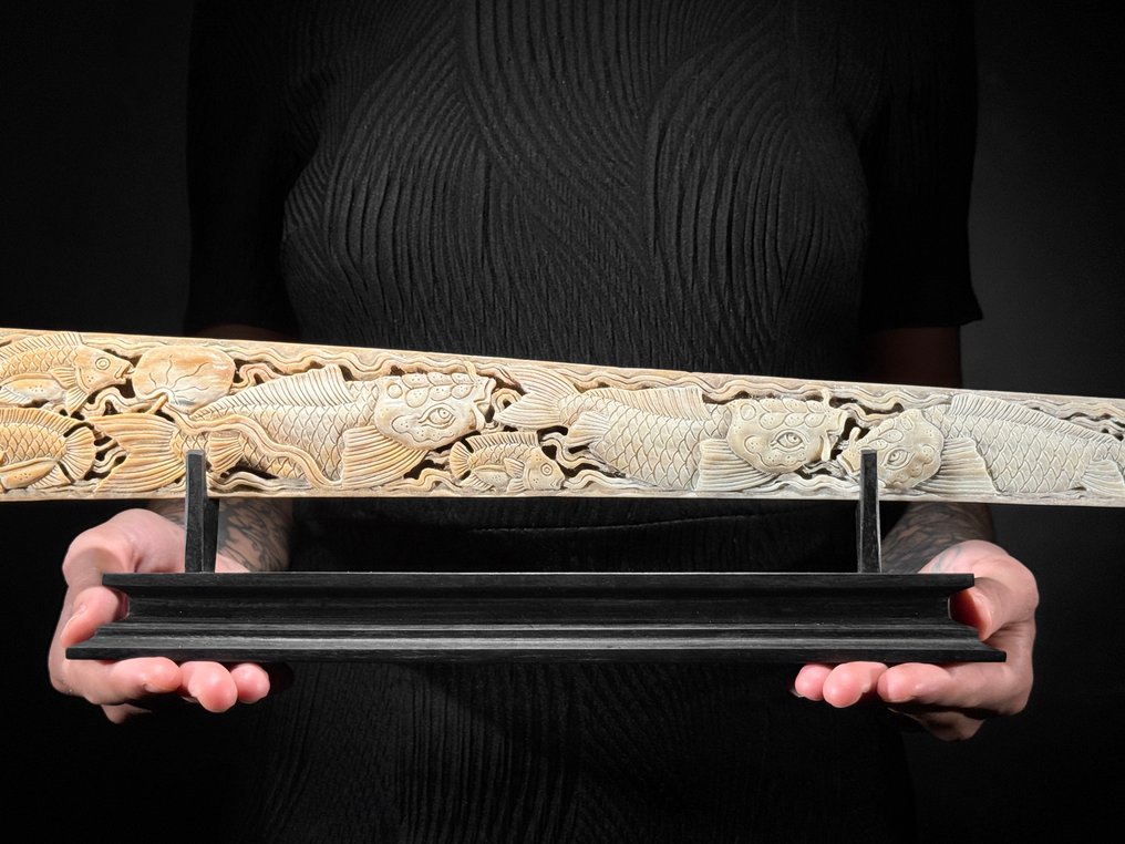 无底价 — 雕刻的大型剑鱼吻部，放置在定制底座上 — 锦鲤图案 吻突 - Xiphias Gladius - 12 cm - 84 cm - 6 cm- 非《濒危物种公约》物种 -  (1) #2.1