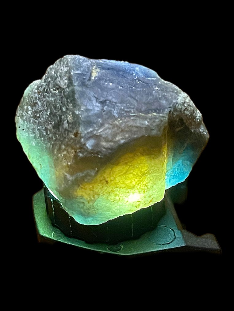 Ζαφείρι Εντυπωσιακός κρύσταλλος. Πραγματικός πολύχρωμος ζαφείρης. Πολύχρωμο και μοναδικό 134 Cts. - Ύψος: 34 mm - Πλάτος: 24 mm- 26.8 g #4.3