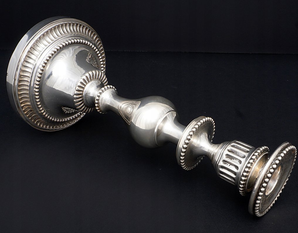 烛台 罕见的法国纯银烛台对 — Étienne-Auguste Courtois，巴黎（1834–1847） (2) - .950 银 - 金匠的标记 AC #4.3