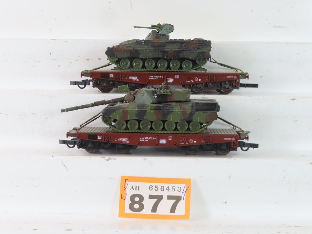 Roco H0 - Modellvonat teherfuvarozás (2) - Két darab, négy tengelyes plató kocsi nehéz szállítmányokhoz, rakománnyal (katonai járművek, - DB #2.1