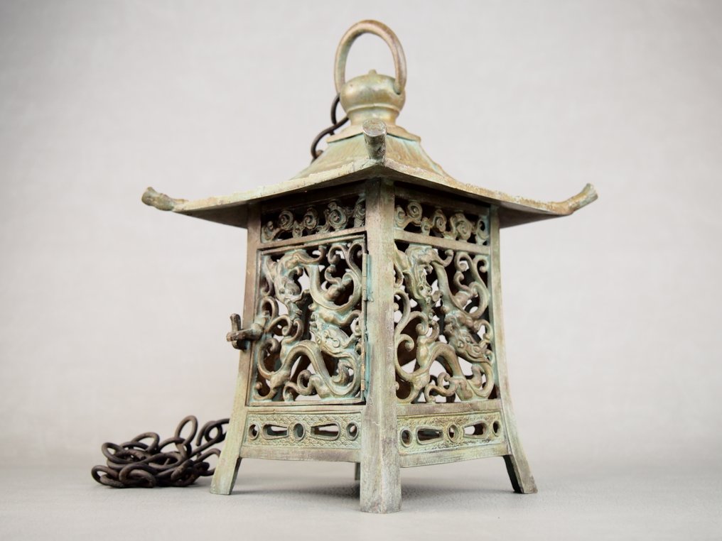 Iron Japanese Hanging Lantern 吊り灯篭 - Hanging lamp - Attractive hanging lantern with a lattice pattern of dragons from the Meiji period (1868-1912) - Iron #1.0