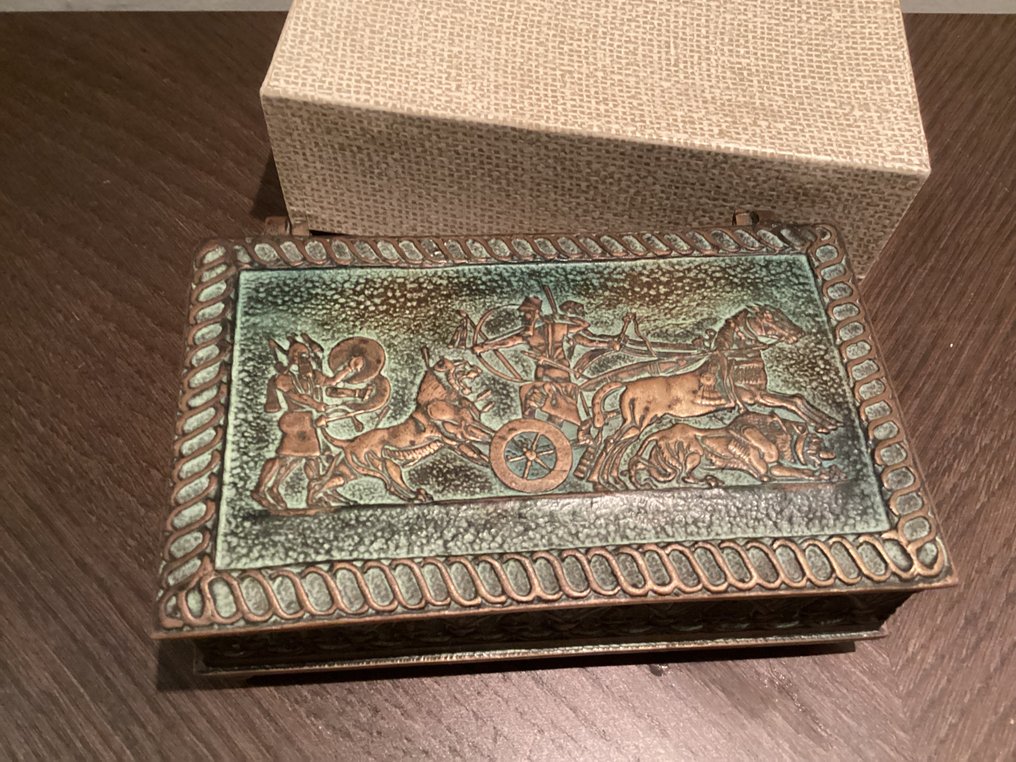 Max Le Verrier - Box - Art deco bronze lid box - Alloy - La chasse d’Assurbanipal #4.3