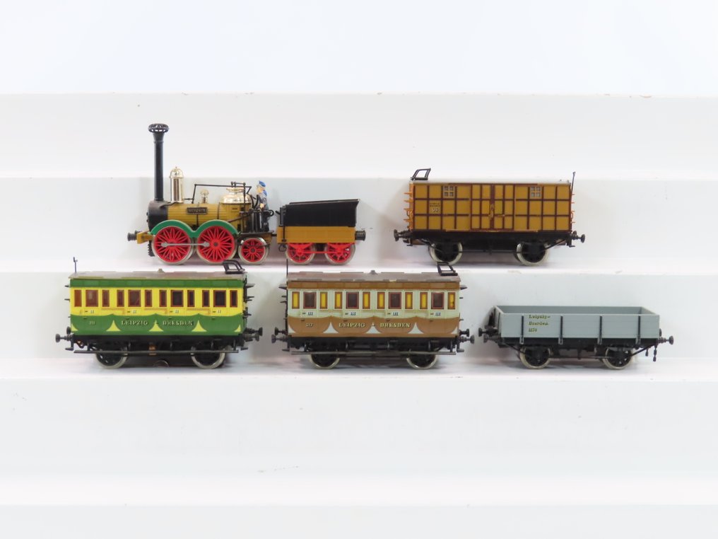 Piko H0 - 火車組合 (1) - 五件套纪念套装“萨克索尼亚”,配有四节车厢,“150周年” - Leipzig-Dresdner Eisenbahn #1.0