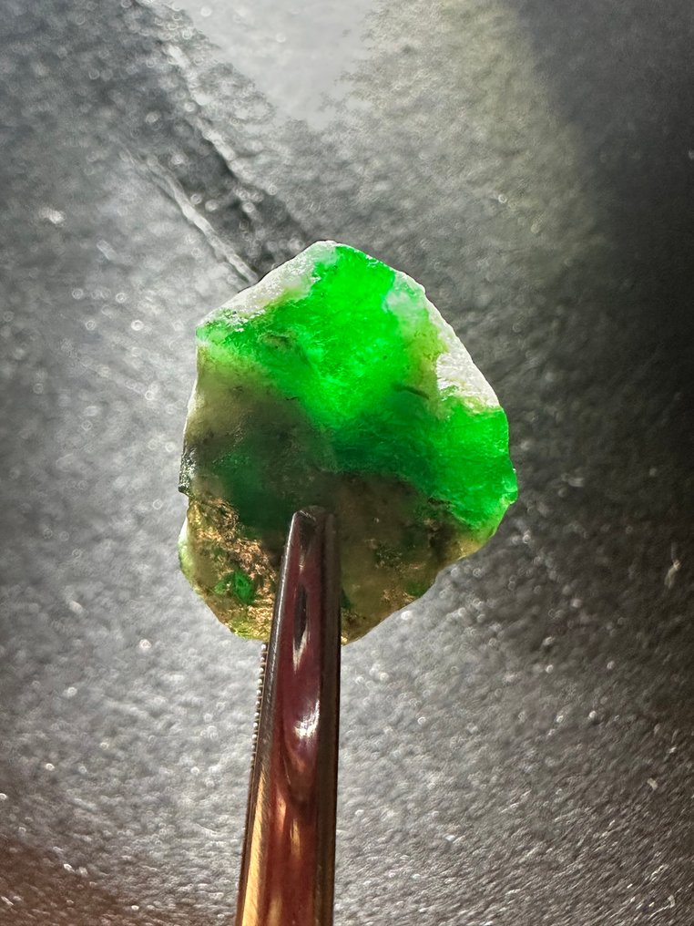 Σμαράγδι Ακατέργαστο. 17,45 καρατιά. Μεγάλο σμαραγδένιο κρύσταλλο πράσινο. 100% εξαιρετικό κομμάτι! - Ύψος: 16 mm - Πλάτος: 14 mm- 3.49 g #1.0