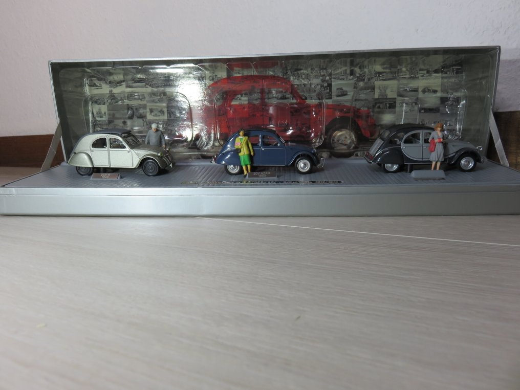 Norev 1:43 - Model sedan  (8) - Coffret anniversaire des 60 ans de la 2 CV : 2CV A , Azam , Sahara bimoteurs et Charleston - In 2 dimensions, 1/43 and 1/90, with figurines scaled to miniatures: Unique pack, not for retail. #3.2