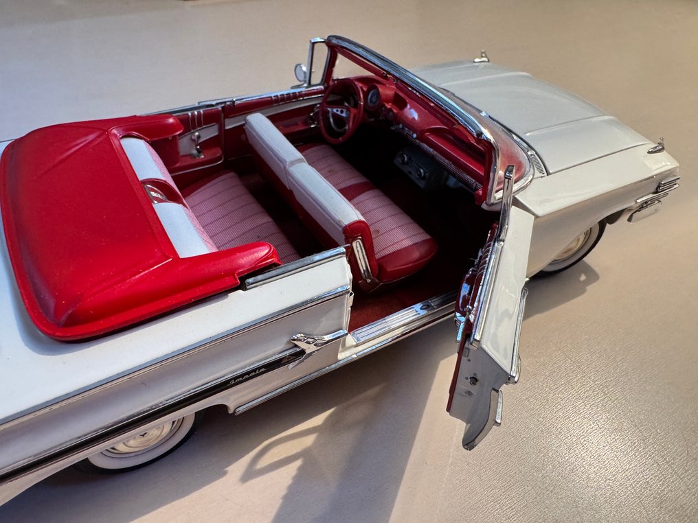 Danbury Mint 1:24 - Model car - Chevrolet Impala Convertible 1960 - With its original papers and the Certificate of authenticity. #2.1