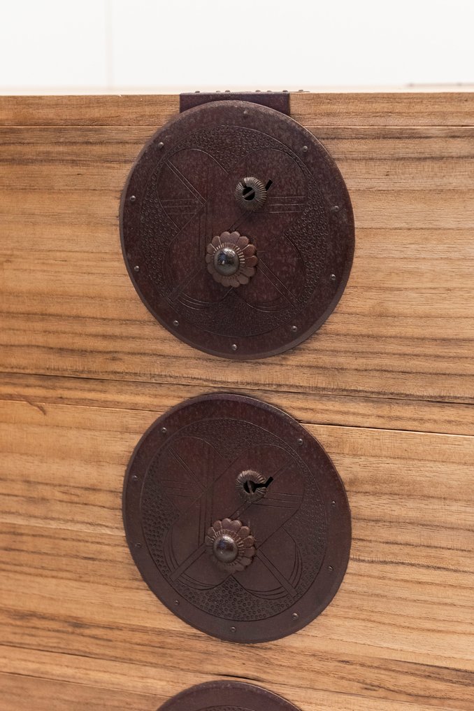 Συρταριέρα - Ένα εκλεκτό ιαπωνικό ξύλινο τριπλό συρτάρι Tansu με σιδερένιο hardware. - Ιαπωνία - Περίοδος Meiji (τέλη του 19ου αιώνα) #2.1