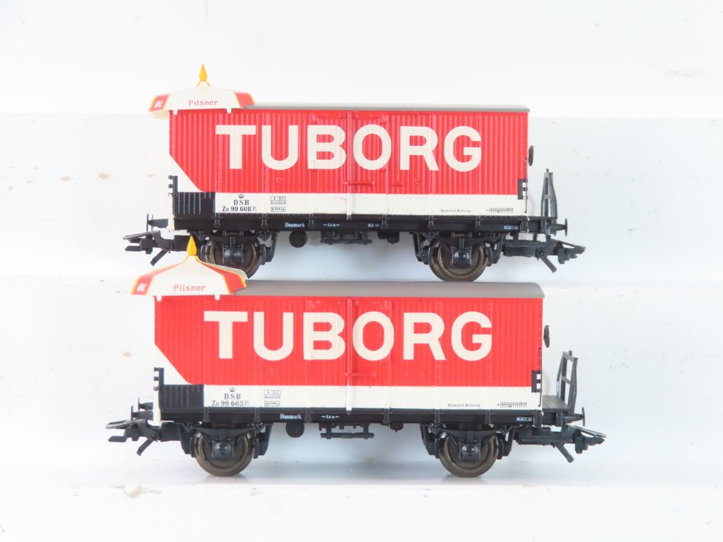 Märklin H0 - 48777 - Set di vagoni merci di modellini di treni (1) - Set di carri merci a due pezzi "Tuborg" con carri merci chiusi a due assi con stampa "TUBORG" - DSB #1.0