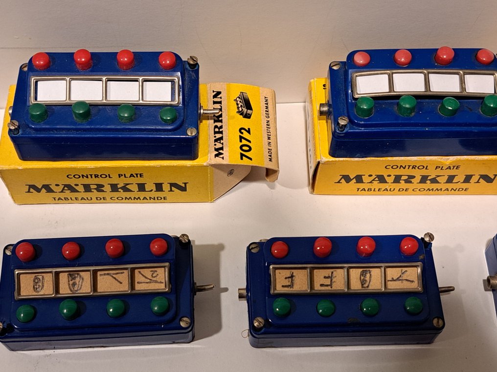 Märklin H0 - 7072/09/11 - A modellvonat rögzítése (22) - 14 régi típusú kezelőszekrény és 8 régi típusú elosztólemez, mindkettő kék kivitelben. #1.0