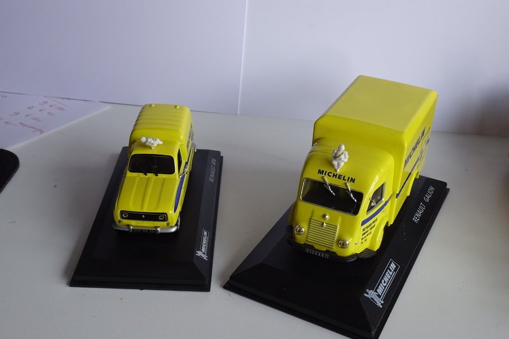 1:43 - Modellauto  (2) - Renault Galion / Renault 4F6 #1.0