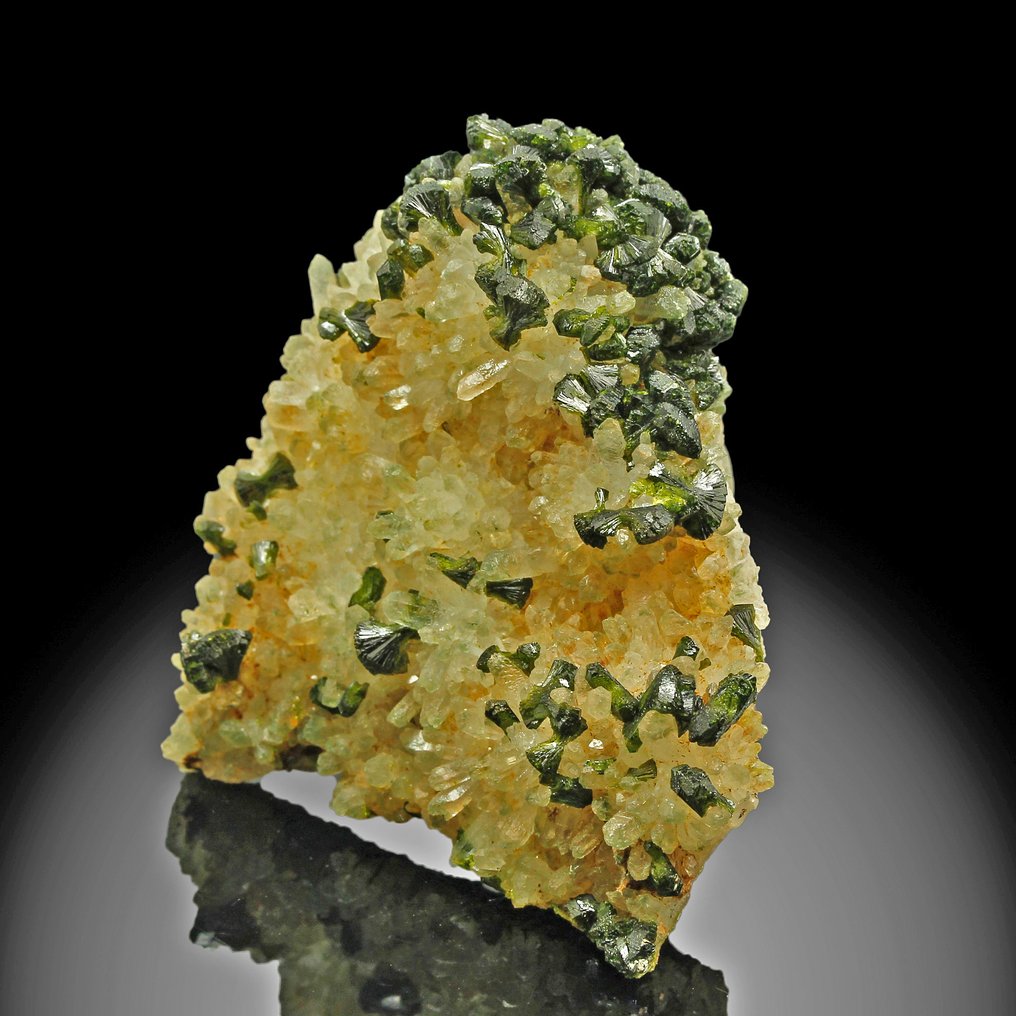 Πράσινος επιδότης με χαλαζία. Κρύσταλλοι - Ύψος: 7.3 cm - Πλάτος: 4.6 cm- 88 g #2.1