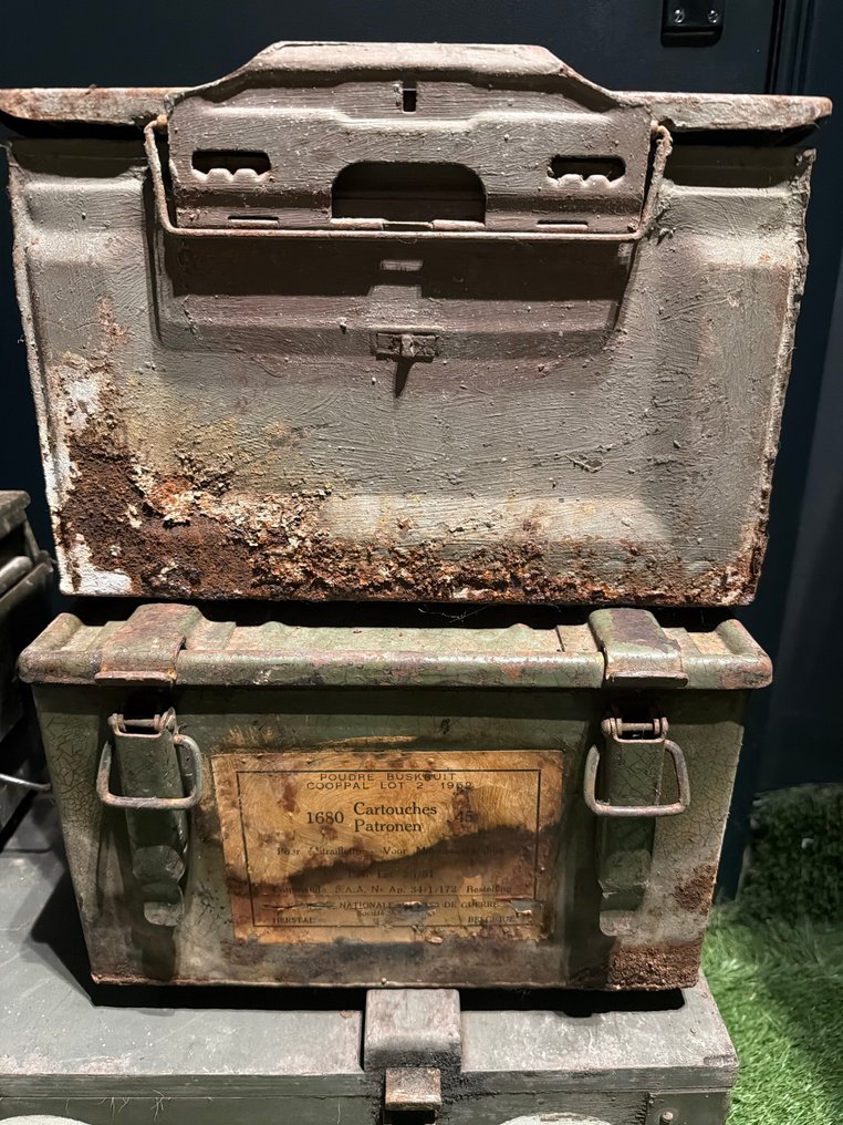 Συλλογή από πολλά μεταλλικά/ξύλινα παλιά κιβώτια, βαμμένο ατσάλι, χρονολογείται από τα μέσα του 20ού - Κουτί πυρομαχικών #2.1