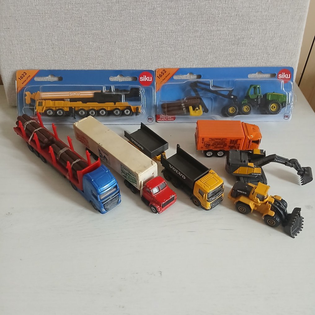 Siku, Majorette, Hot Wheels 1:64 - Modelauto (8) - Assorted construction and transport vehicles including dump trucks, excavator, loader, log trailer, - Constructie #1.0