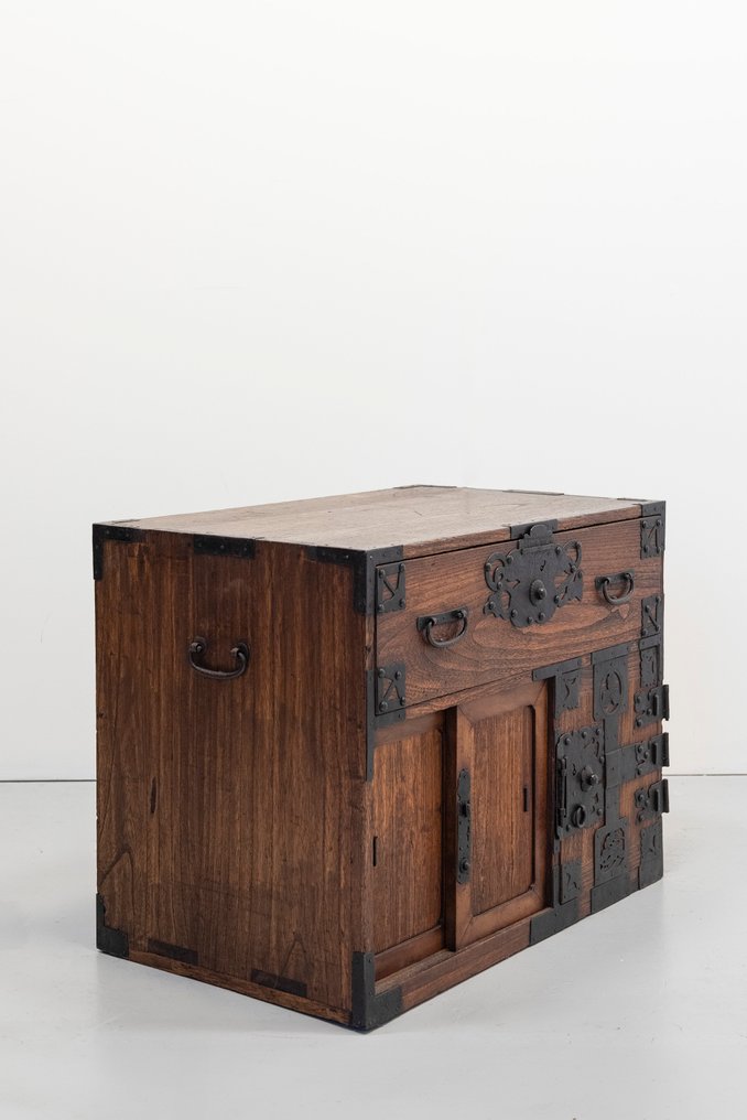 抽屜櫃 - 一件由日本榉木制成的商人箱，配有抽屉和滑动隔层。 - 日本 - 明治时期（19世纪后期） #1.0