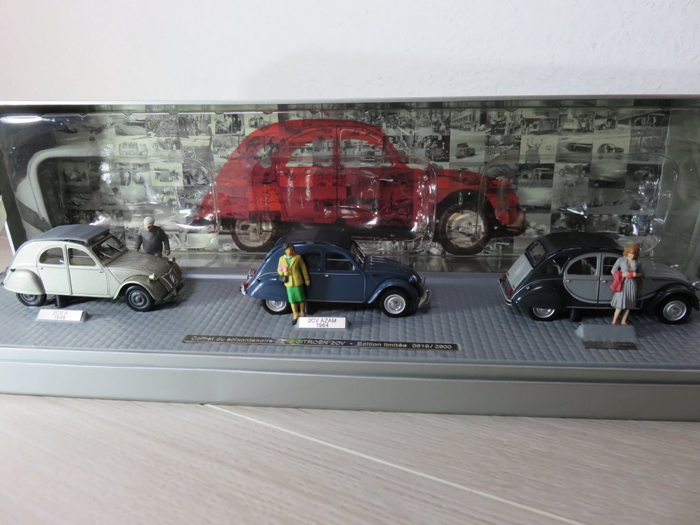 Norev 1:43 - Model sedan  (8) - Coffret anniversaire des 60 ans de la 2 CV : 2CV A , Azam , Sahara bimoteurs et Charleston - In 2 dimensions, 1/43 and 1/90, with figurines scaled to miniatures: Unique pack, not for retail. #1.0