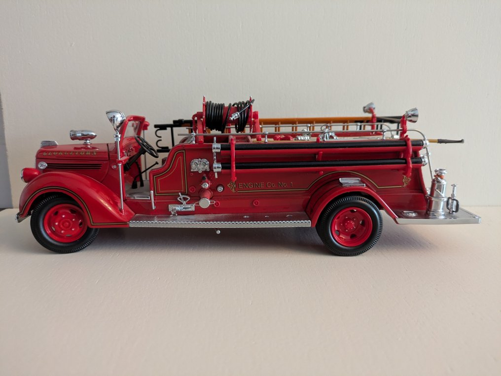 Road Signature 1:24 - Modellauto - Ford 1938 Fire Engine model 1:24 #4.3