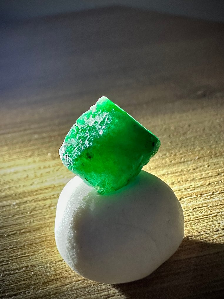 Σμαράγδι Ακατέργαστο. 13,15 καρατίων. Μεγάλος Πράσινος Κύριος Σμαραγδένιος Κρύσταλλος. 100% Ειδικό Κομμάτι! - Ύψος: 11 mm - Πλάτος: 10 mm- 2.63 g #1.0