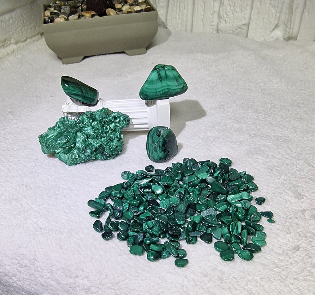 Συλλογή φυσικού μάλαχιτ – Ακατέργαστο δείγμα και λεπιδωμένοι λίθοι. Πολλά διάφορα αντικείμενα- 126 g #1.0