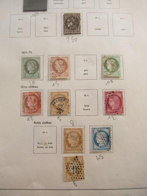 法国  - 一位考官仔细观察，邮票收藏在多个相册中。 #3.2