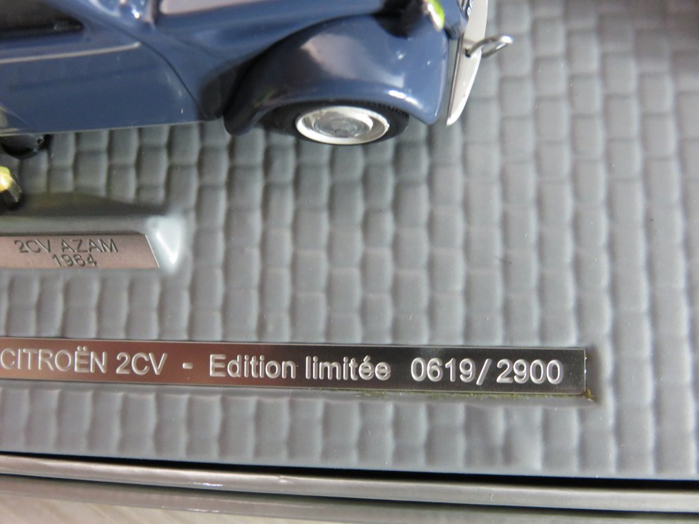 Norev 1:43 - Model sedan  (8) - Coffret anniversaire des 60 ans de la 2 CV : 2CV A , Azam , Sahara bimoteurs et Charleston - In 2 dimensions, 1/43 and 1/90, with figurines scaled to miniatures: Unique pack, not for retail. #4.3