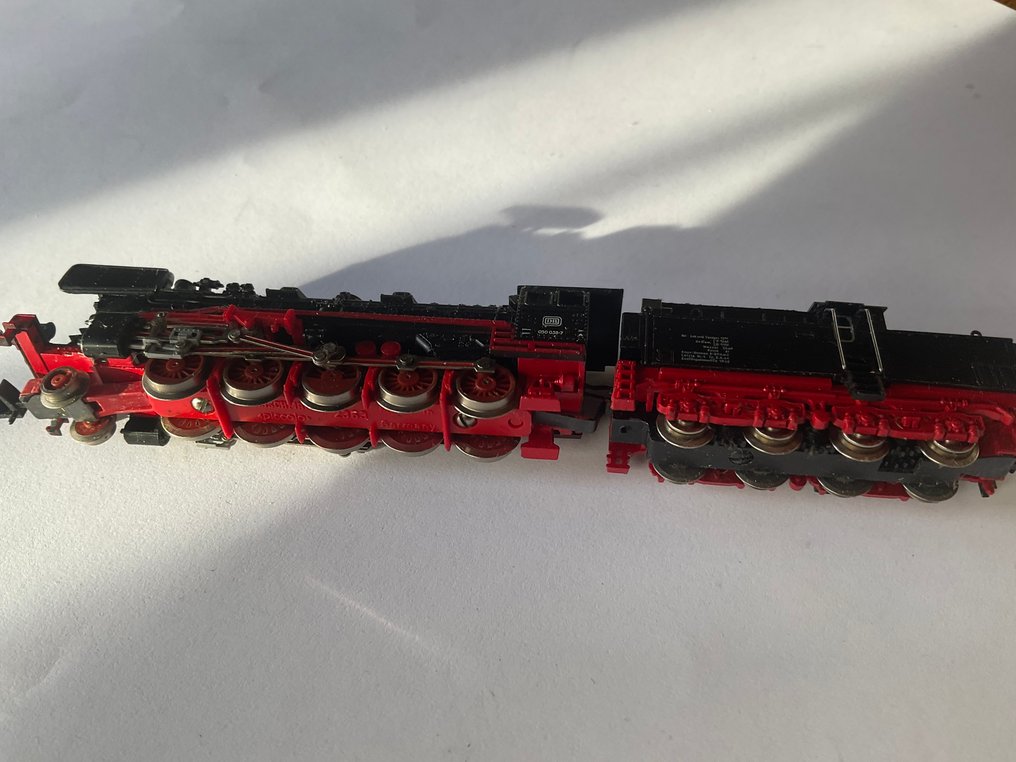 Minitrix N - Treno automotore (9) - Numero di locomotiva 050 058-7 visibile sulla cabina con 8 vagoni - DB #4.3