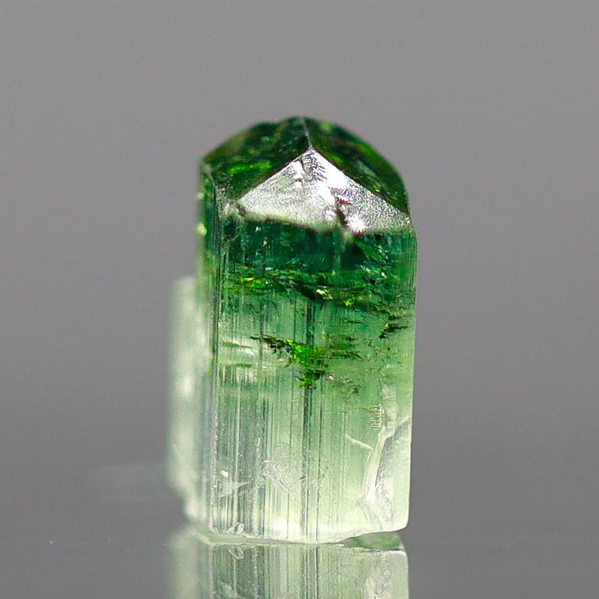 Εξαιρετικός αρχιτεκτονικός ΔΙΠΛΟΣ ΚΡΥΣΤΑΛΛΟΣ και Πυκνωτικός πυρήνας Emerald Green • Elbaite Χωρίς ελάχιστη τιμή - Ύψος: 6 mm - Πλάτος: 5 mm- 0.14 g - (1) #3.2