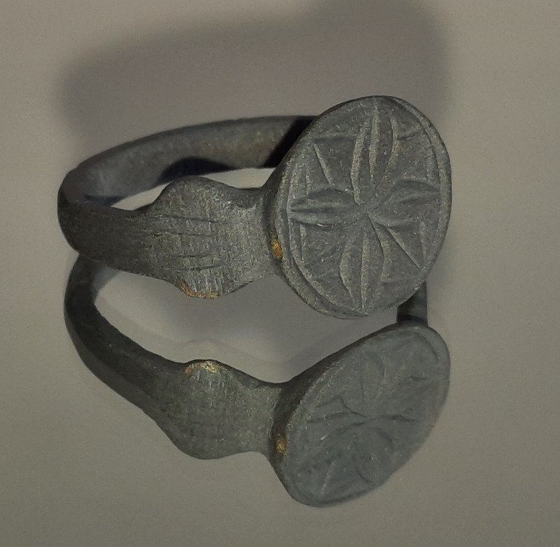 Μεσαιωνική Χάλκινο δαχτυλίδι με ανθισμένο ηλιακό Σταυρό σε λάμψη. Άριστη κατάσταση. (χωρίς τιμή ασφαλείας) #3.2