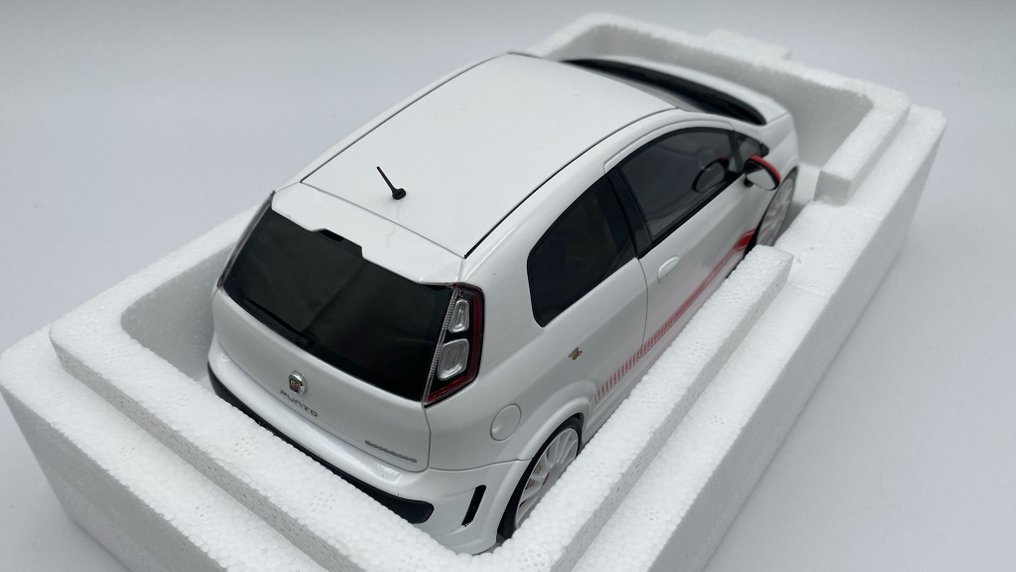Otto Mobile 1:18 - Model car - Fiat Punto Evo Abarth Essesse 2010 - (cod.B12) #2.1