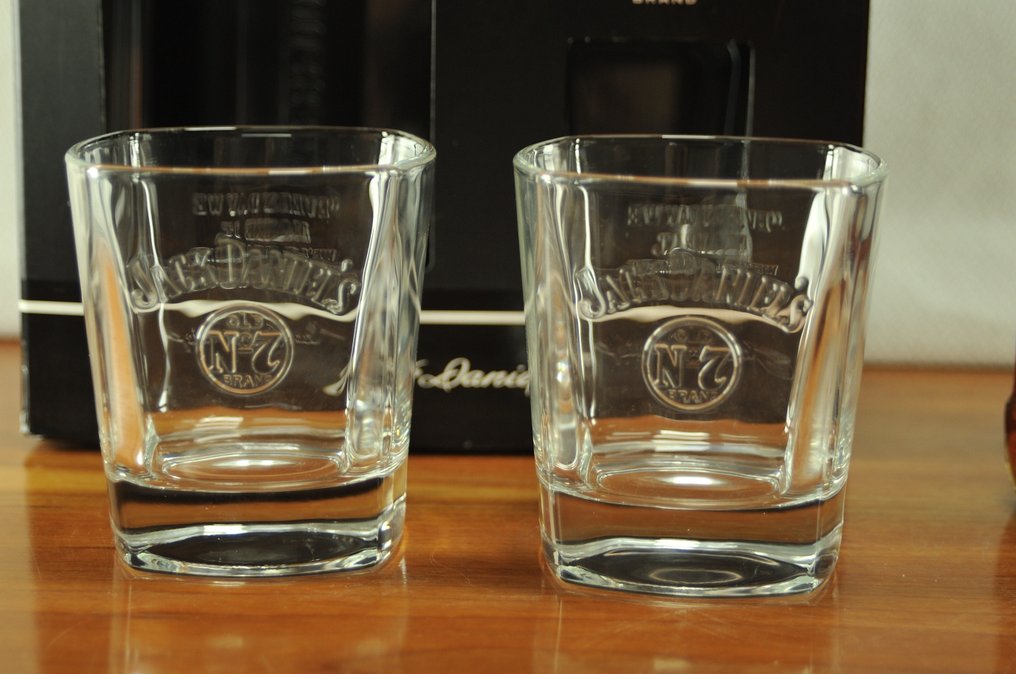 Jack Daniel's Old No 7 - Gift pack  - 1.75 Litres #3.2