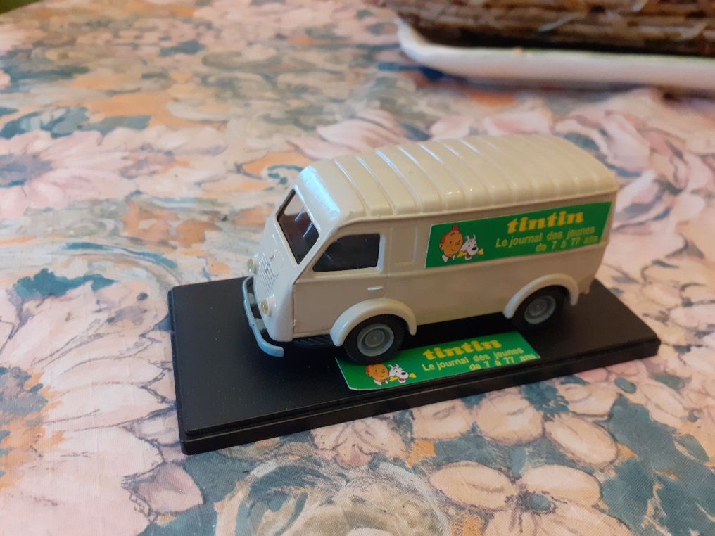 Ensemble de 15 objets et figurines tintin #2.1