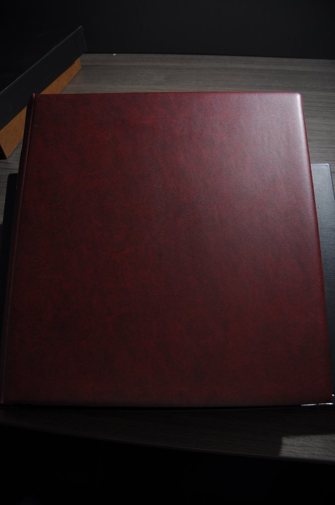 配饰  - 3套豪华Lindner唱片，包括带有杂志的磁带，涵盖Jersey、Man岛、Guernsey和英格兰等地区的邮票收藏。 #1.0