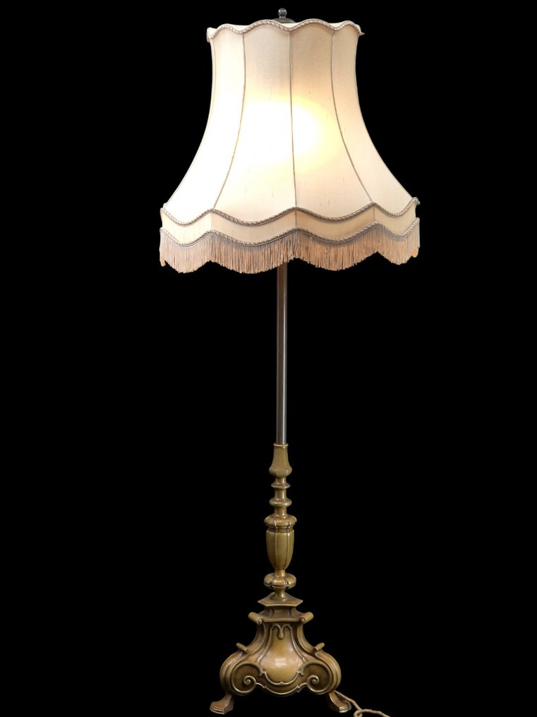 Historistische Stehlampe – Geschweifter Fransenschirm – Metallguss, elektrisch - 燈 - 金屬 #1.0