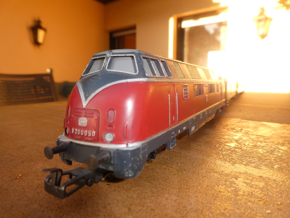 Märklin H0 - 3021/4023/4024/4026/4051 - Set tren (5) - D-Zug, locomotivă cu motor diesel V200 cu 4 vagoane D-Zug. - DB #2.1