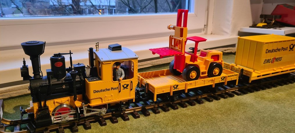 LGB G - 70920 - Model lokomotywy (3) - Zestaw obejmuje lokomotywę, dwa wagony, wózek widłowy oraz oryginalne pudełko z styropianem i - Deutsche Post #1.0
