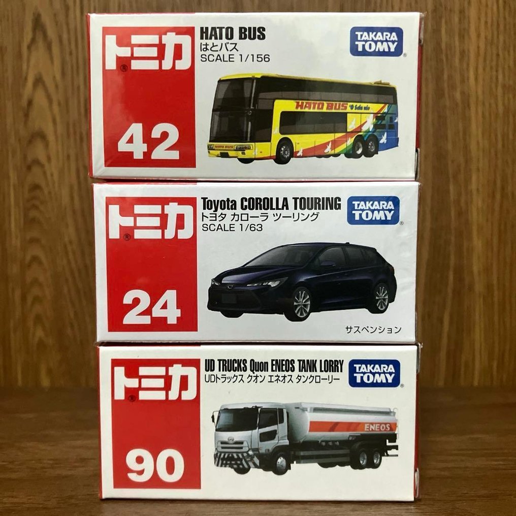 Tomica (Takara Tomy) - Modelauto  (3) - No.42 Hato Bus (はとバス) — Scale 1:156  No.24 Toyota Corolla Touring — Scale 1:63  No.90 UD Trucks Quon #1.0