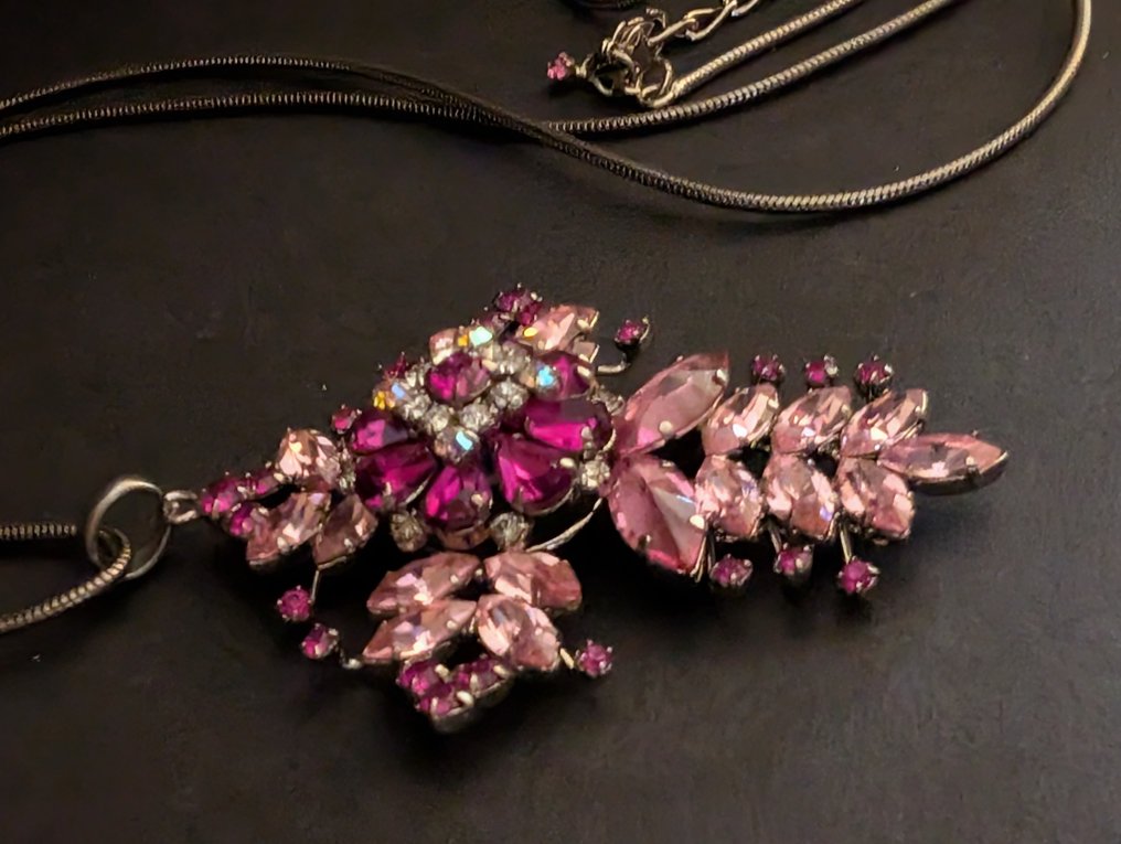 Statue, Groot collier ingelegd met Swarovski stenen - 7.5 cm - rhodium #4.3