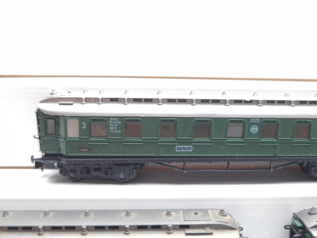 Arnold N - 3390 - Model train passenger carriage (5) - Five express train carriages. - DRG #3.2