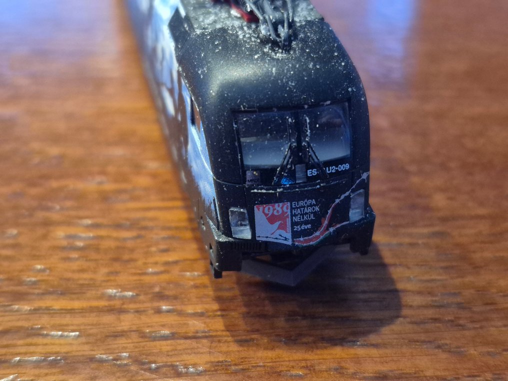 Minitrix N - Modelltog (2) - ES 64 U2 (Taurus) med rengjøringsvogn #2.1