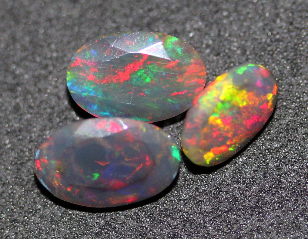 3克拉正品黑欧泊，带多彩彩虹闪光 - 2.59 克拉 - 无底价 磨光- 0.52 g #3.2