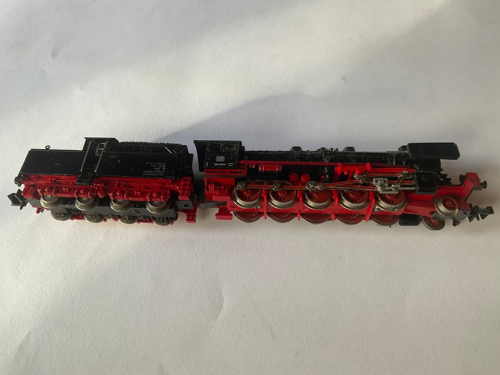 Minitrix N - Treno automotore (9) - Numero di locomotiva 050 058-7 visibile sulla cabina con 8 vagoni - DB #3.2