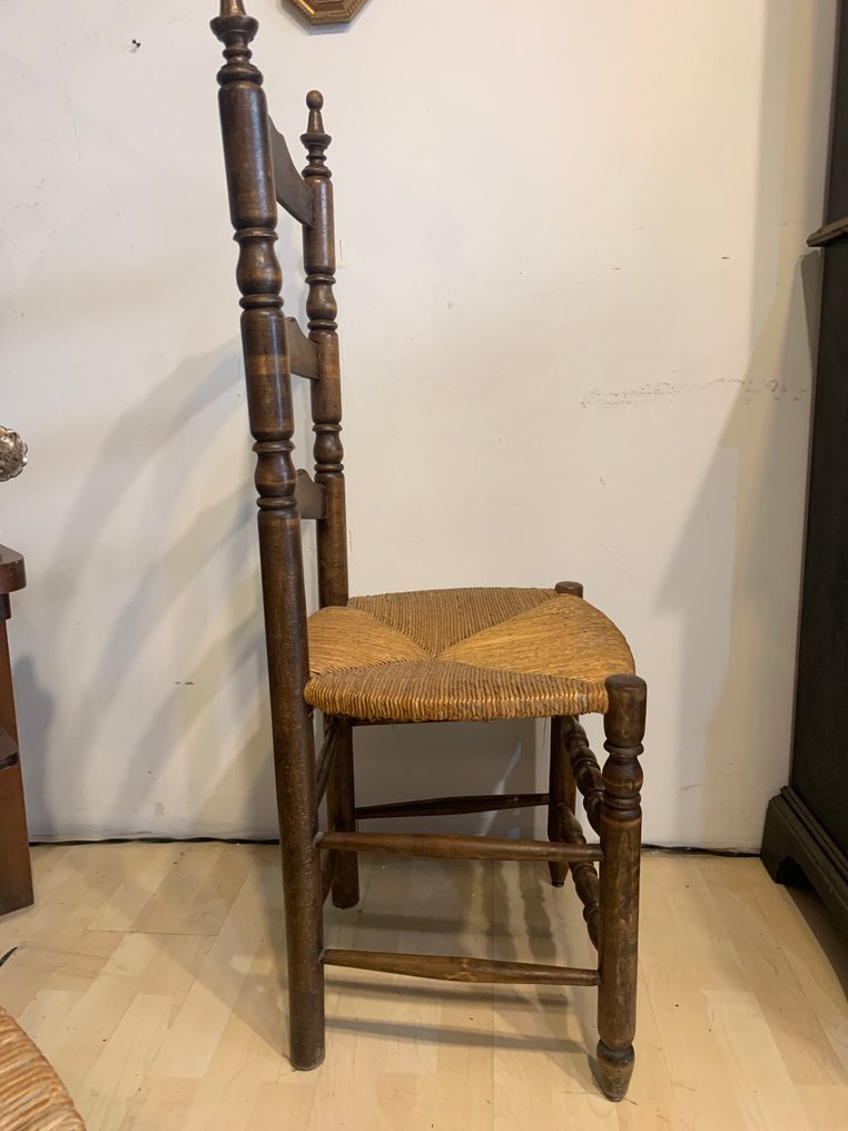 Tuoli - Pyökki - Pari tuolia, joissa on tolppainen selkänoja ja oljesta valmistettu istuin. #3.2