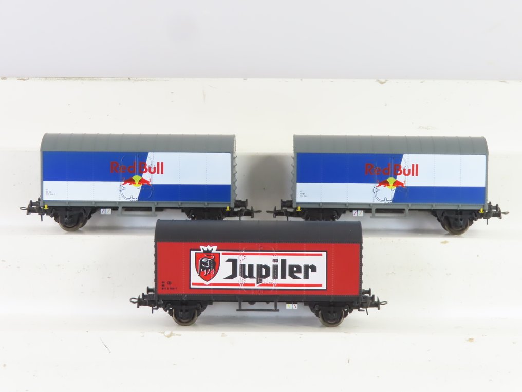B-Models H0轨 - 44155.801/44177.209 - 模型火车货运车厢 (3) - 3辆双轴封闭式货车车厢 RedBull 和 Jupiler - NMBS #1.0