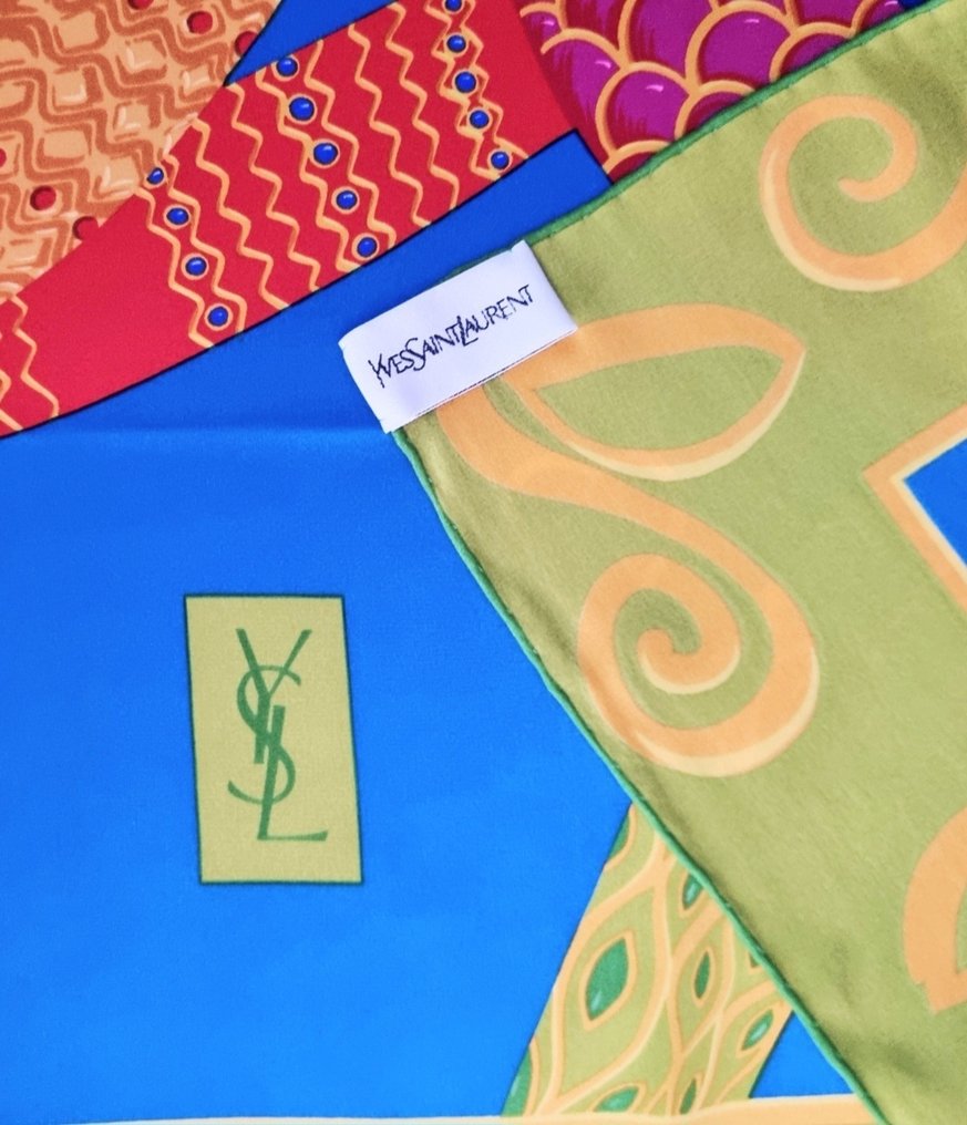 Yves Saint Laurent - Fular #3.2